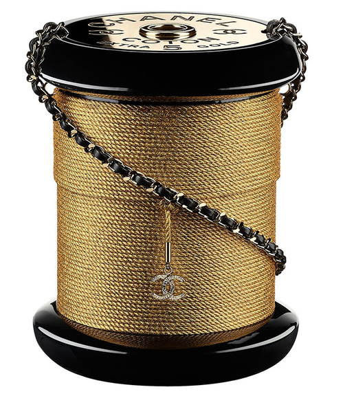 Chanel

Pochette en résine et métal doré