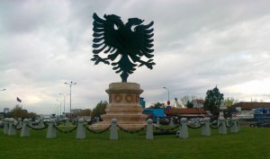 Monumenti-i-Shqiponjës-i-vendosur-në-vitin-2012-në-hyrje-të-Tiranës