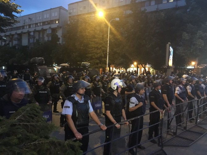 Tensionohet protesta në Shkup, thyhen xhamat e Ministrisë së Jashtme