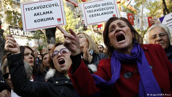 Protesta në Ankara kundër faljes së autorëve të krimeve seksuale