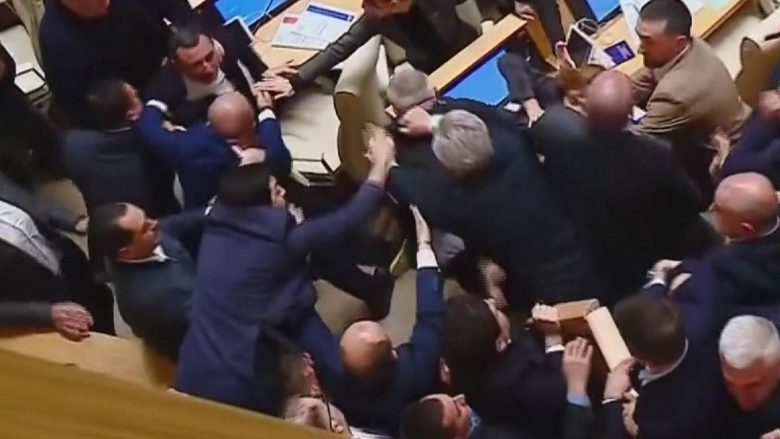Përleshje masive në parlamentin gjeorgjian mbi ligjin shumë të diskutueshëm  për agjentët e huaj   Video 