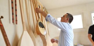 Kasami viziton mjeshtrin e çiftelisë Isak Abduramani në Vicë