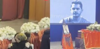 Varrimi i Shpat Kasapit, nëna e këngëtarit ngushëllohet nga vizitorë në Pallatin e Kulturës në Tetovë