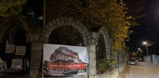 Tetovarët në këmbë pas skandalit të përgjimeve – vendosen pankarta para selisë së BDI-së