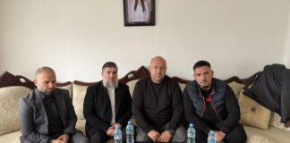 Gazetari Nevrij Ademi për ngushllime në Gjakovë: Kërkova falje dhe mirëkuptim nga familja Spahija – drejtësia për studenten Daorsën është amanet