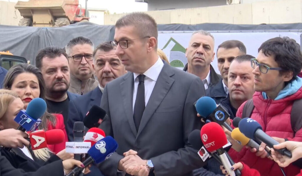 Çdo student do të marrë 12 300 denarë për pajisje elektronike  Mickoski  Thirrja është e hapur deri më 1 janar