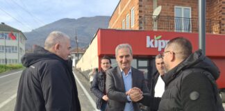 Sektori për Zhvillim Rajonal, viziton Feti Abazin: Ndahen të kënaqur, nga rruga në hyrje të fshatit Kallnik