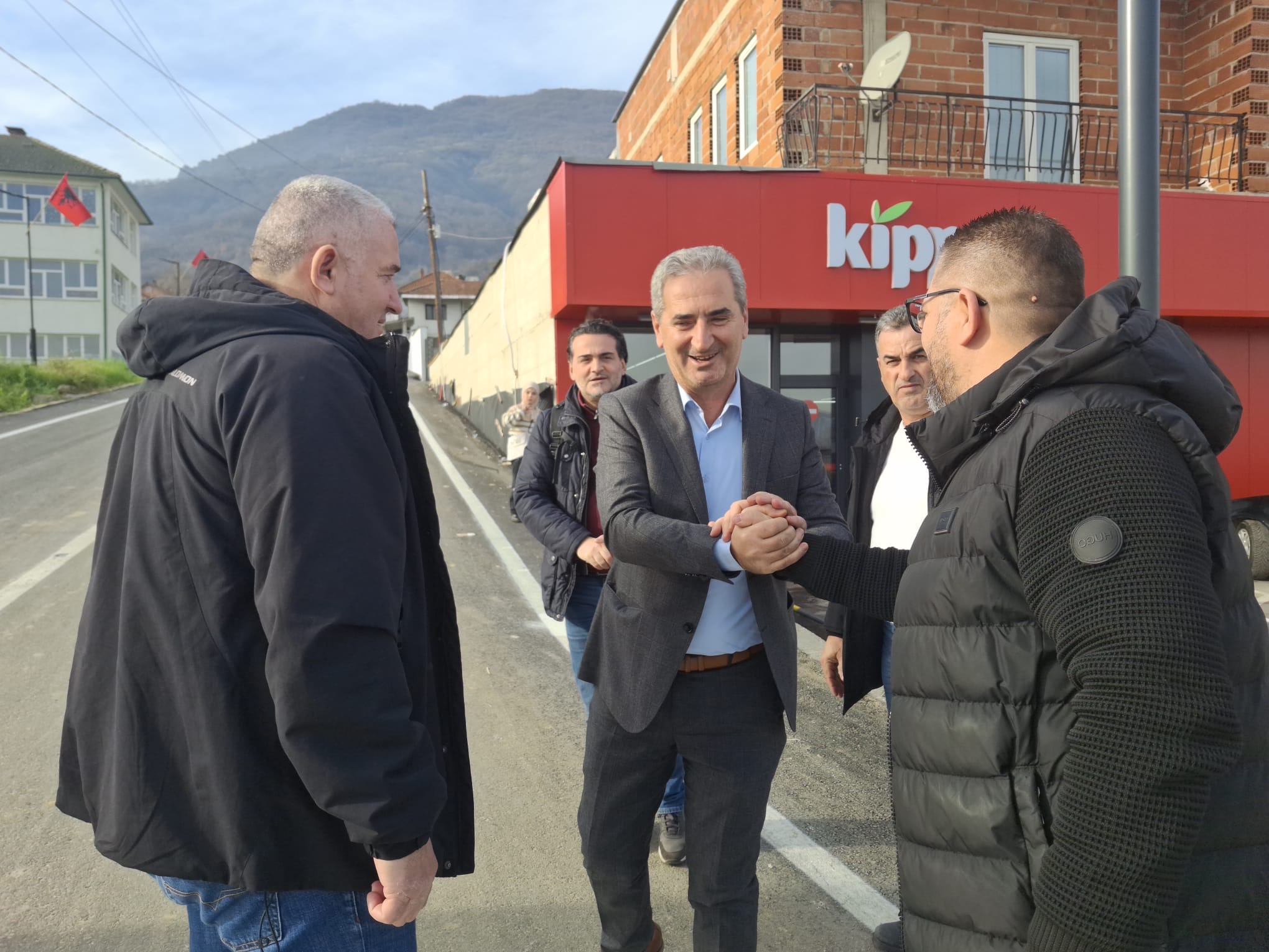 Sektori për Zhvillim Rajonal  viziton Feti Abazin  Ndahen të kënaqur  nga rruga në hyrje të fshatit Kallnik