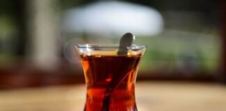 Përfitimet dhe efektet anësore të pirjes së çajit të zi çdo ditë