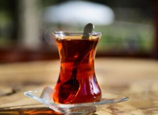 Përfitimet dhe efektet anësore të pirjes së çajit të zi çdo ditë