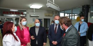 Ministri Aliu viziton pediatrinë në Gostivar dhe dhuron paketa të Vitit të Ri për fëmijët në trajtim