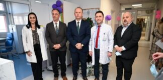 Kryeparlamentari Gashi dhe Ministri Aziri vizitojnë Klinikën e Fëmijëve, shpërndajnë paketa në prag të festave