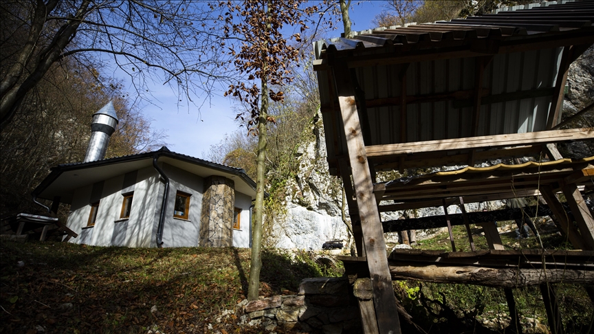 nje-nga-xhamite-me-te-vogla-ne-bosnje-dhe-hercegovine-mund-te-akomodoje-maksimumi-10-besimtare