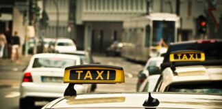 Taksisti nga Shkupi “rrjep” dy shtetas të Turqisë: për 2 km rrugë u merr mbi 5 mijë denarë dhe i dëbon nga vetura