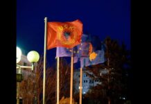 Flamuri i UÇK-së valon në oborrin e Presidencës së Kosovës