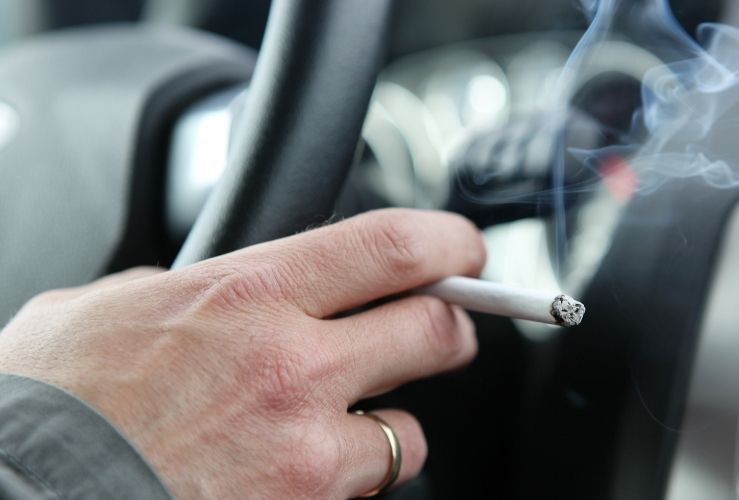 Priten kufizime të reja për qytetarët  Pirja e duhanit do të ndalohet në kafene  restorante dhe në makina