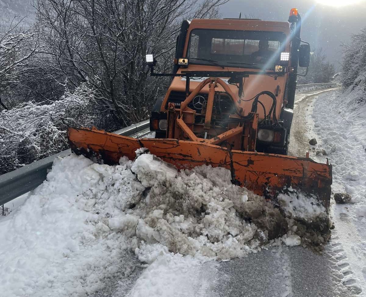 Reshjet e borës  Komuna e Tetovës  Rrugët janë të kalueshme