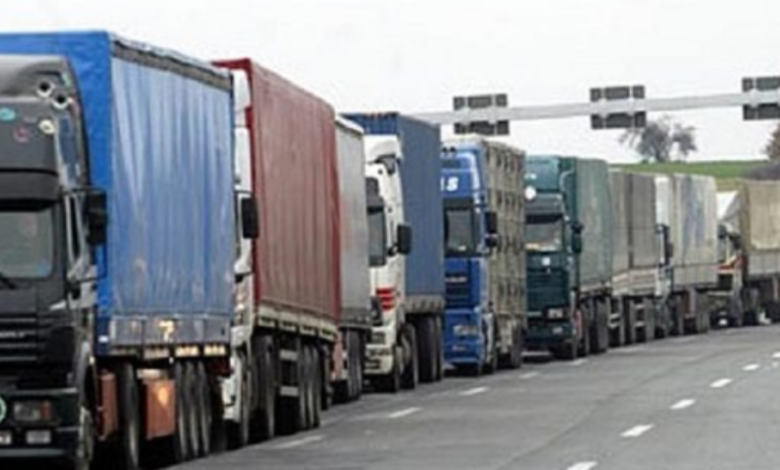 Nga e hëna bllokadë për trafikun e mallrave nëpër pikat kufitare në Maqedoninë e Veriut