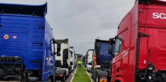 Vazhdojnë edhe sot bllokadat e qarkullimit të transportuesve të mallrave në pikat kufitare