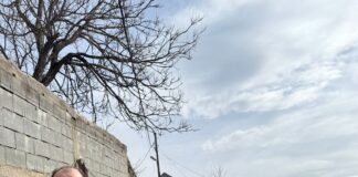 Feti Abazi, inspekton murin mbrojtës, në rrugën e dëmtuar prej vërshimeve në Novo Sellë. “Sanimi i dëmeve, vazhdon”