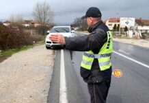 Për shkak të ndalesës për vozitje, arrestohet dhe i merret vetura