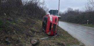 Aksident në rrugën e vjetër Shkup-Tetovë: Vetura përfundon jashtë rruge