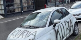 Vandalizohet një veturë “Fiat 500” në Shkup, mbushet me mbishkrime fyese