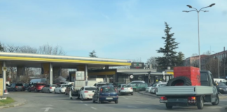 Radhë të gjata në pikat e karburantit pas njoftimit për çmime më të larta të derivateve