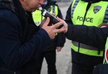 Shofer i dehur ikën nga policia dhe shkakton aksident