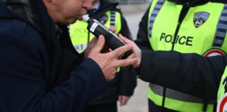 Shofer i dehur ikën nga policia dhe shkakton aksident