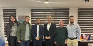 Takohen Feti Abazi dhe drejtori i Shëndetit Publik, Shaqir Zylbeari. “Diskutojnë për dezinfektimin dhe deratizimin, në territorin e komunës së Bogovinës”