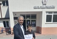 Feti Abazi, i dhuron fituesit të parë biçikletë, në kuadër të garave për njohuritë e shenjave të komunikacionit, e zhvilluar në Pirok