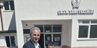 Feti Abazi, i dhuron fituesit të parë biçikletë, në kuadër të garave për njohuritë e shenjave të komunikacionit, e zhvilluar në Pirok