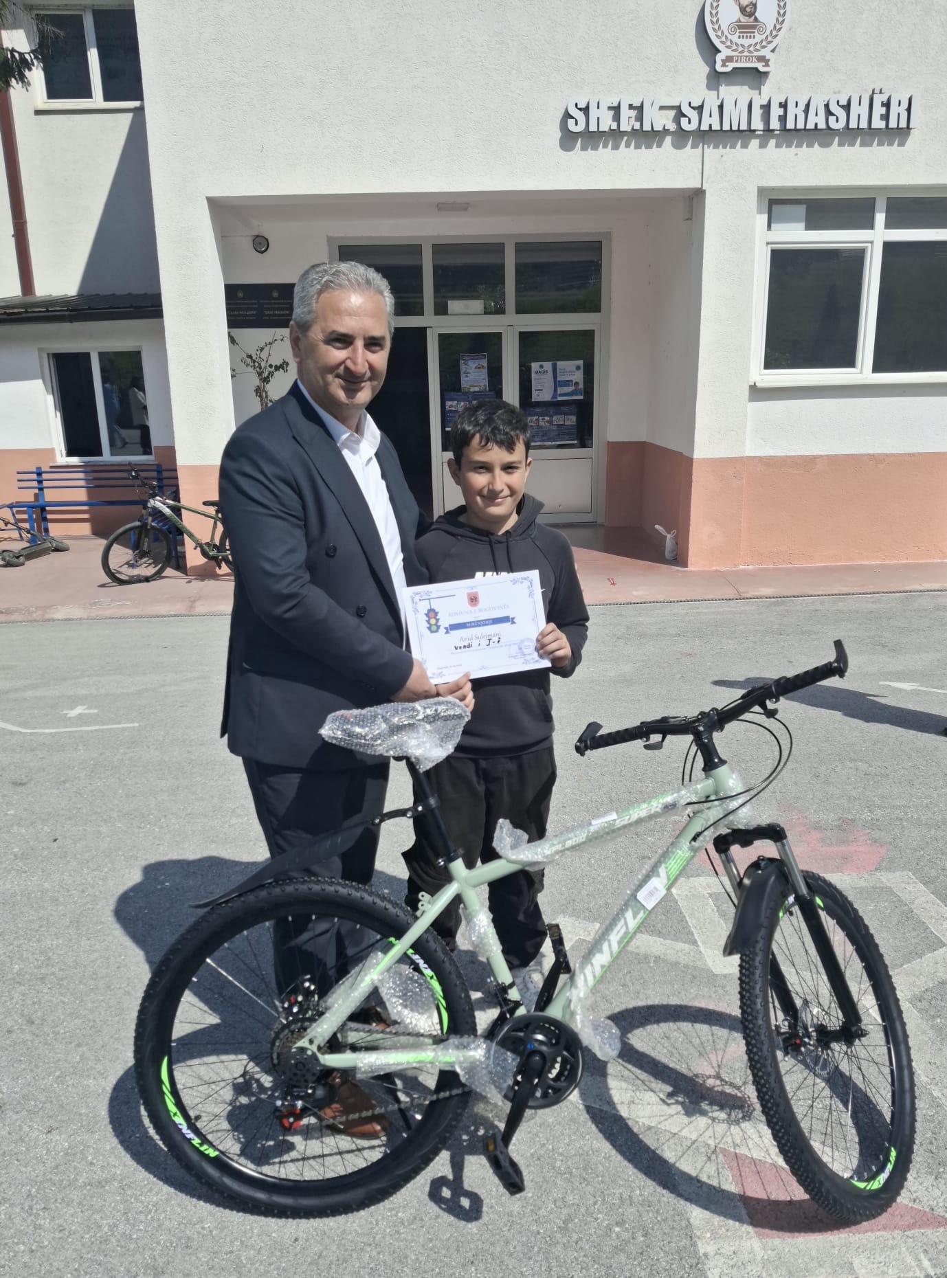 Feti Abazi  i dhuron fituesit të parë biçikletë  në kuadër të garave për njohuritë e shenjave të komunikacionit  e zhvilluar në Pirok