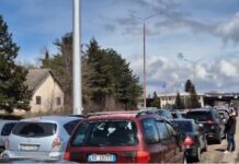 Dy orë pritje për të kaluar në Qafë Thanë, shqiptarët drejt Maqedonisë së Veriut për naftë dhe ushqime