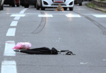 Shoferi i dehur përplas këmbësorin e dehur dhe ikën