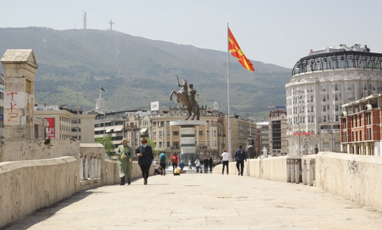 Moti   Pjesërisht me re me periudha me diell  ditë më të ngrohta përpara