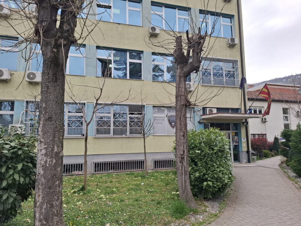 U soll në mënyrë agresive ndaj policëve  në pranga 31 vjeçari nga Reçica e Vogël