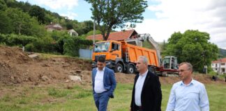 Feti Abazi: Në Pirok, po ndërtojmë murin mbrojtës, pranë shkollës fillore. “Siguria e nxënësve, mbetet prioritet”