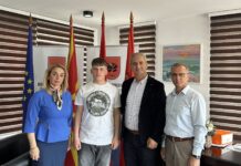 Feti Abazi mbështet Ledion Shabanin, në garat ndërkombëtare të Anglishtes: “Suksesi i të rinjëve, ardhmëria e komunës tonë”