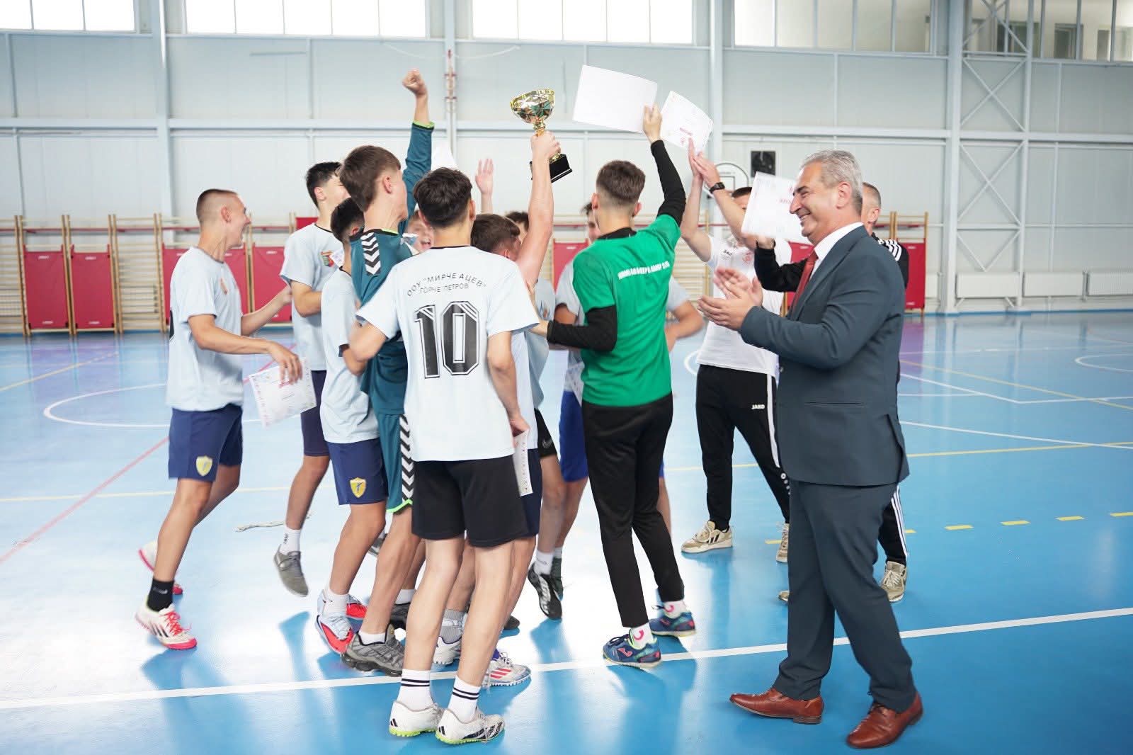 Feti Abazi  mbështet garat republikane të futsalit  në Kamjan  Falenderon federatën e vendit dhe të Kosovës  për organizimin