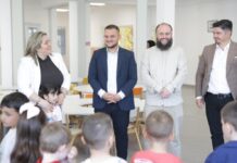 Zv/kryetari i Tetovës Albi Qamili shpërndan dhurata për fëmijët e çerdheve me rastin e Kurban Bajramit
