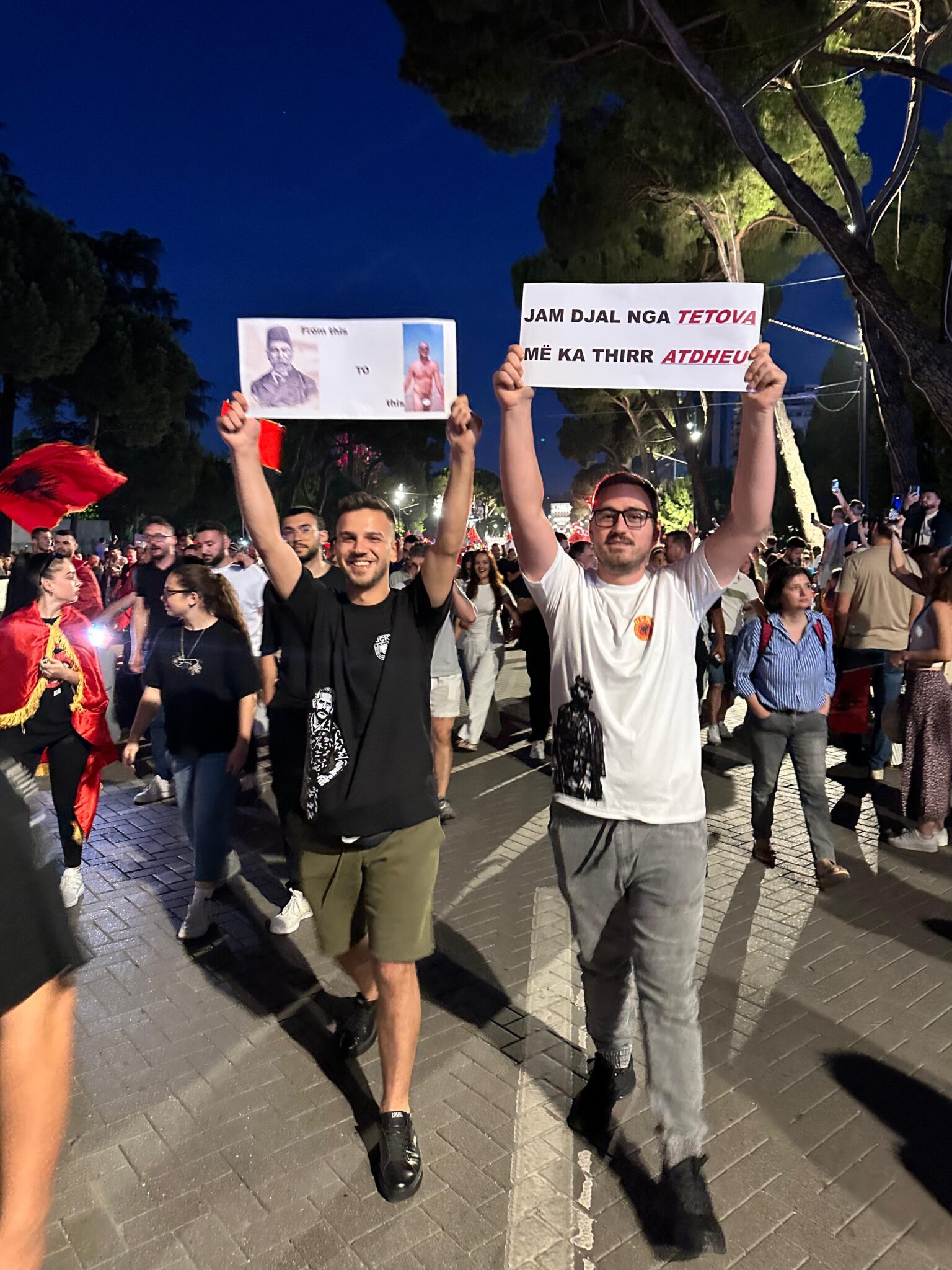Dy të rinj nga Tetova i bashkohen protestës në Shqipëri   Na ka thirrur atdheu
