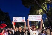 Dy të rinj nga Tetova i bashkohen protestës në Shqipëri: “Na ka thirrur atdheu