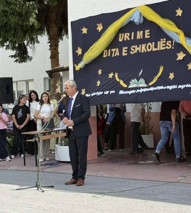 Feti Abazi  kremton patronazhin e shkollës në Pirok  Nxënësve ju dëshiron shëndet  lumturi dhe suksese