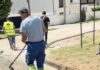 Asfaltimi vazhdon edhe në fundjavë, Daut Memishi nis punimet në rrugën lokale të Dobroshtit