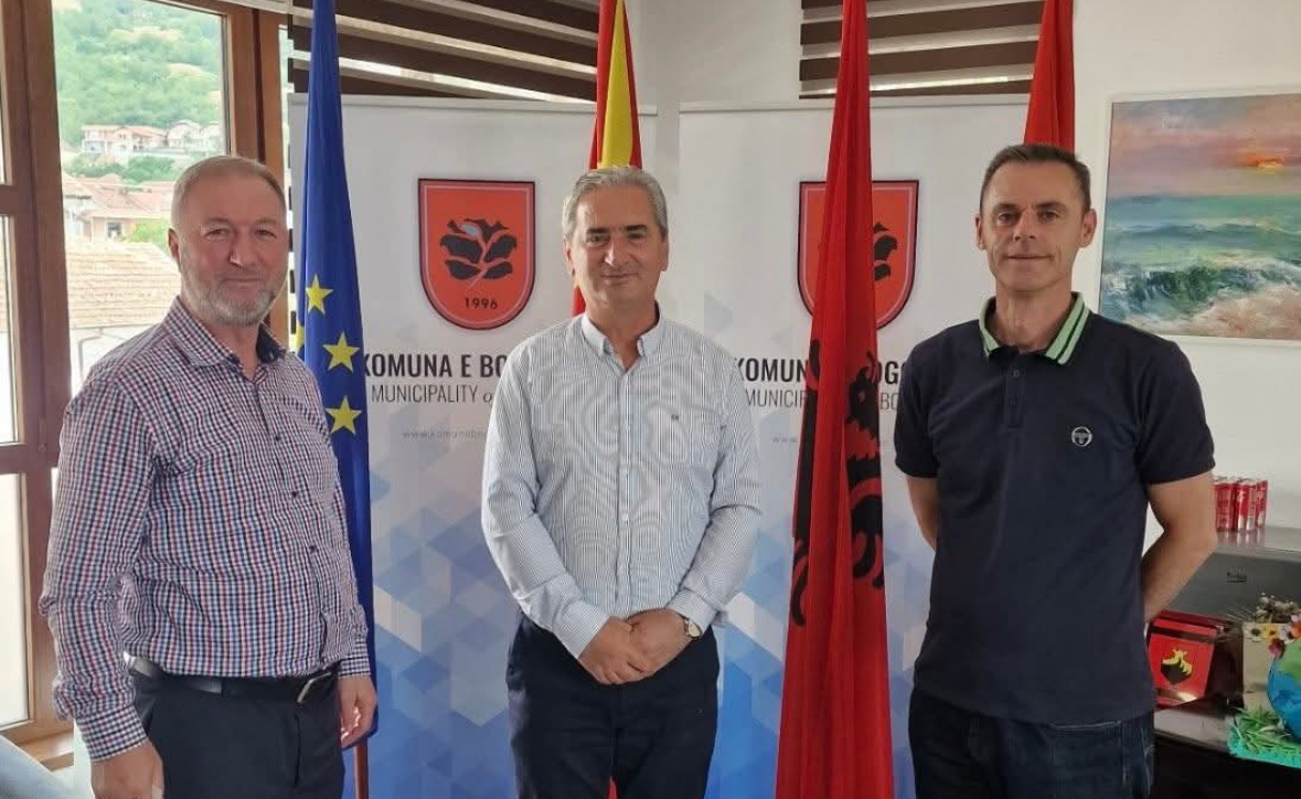 Feti Abazi  me drejtorin e Parkut të Sharrit dhe Kosovës   Në fokus  ndërlidhja e Liqenit të Bogovinës dhe Ujëvarave të Kamjanit  me Kosovën 