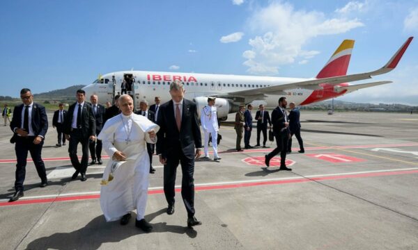 Mbreti i Spanjës i del në ndihmë Papa Leos pas prishjes së aeroplanit me të cilin planifikohej të fluturonte
