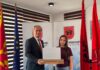 Feti Abazi, ndan mirënjohje për nxënësit e dalluar të shkollave fillore: I dhuron llaptop, vendit të parë