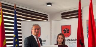 Feti Abazi, ndan mirënjohje për nxënësit e dalluar të shkollave fillore: I dhuron llaptop, vendit të parë